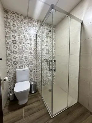 Baño exterior con ducha en zona de piscina de casa rural