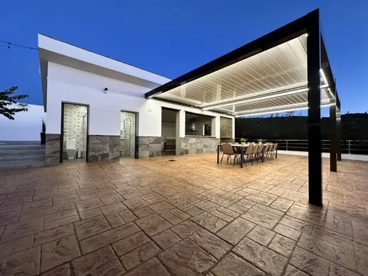 Terraza exterior con pérgola bioclimática en casa rural La Villa de Alba