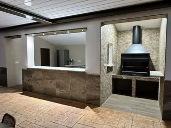 Cocina exterior con barbacoa en casa rural La Villa de Alba