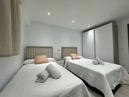 habitacion con tv y aire acondicionado casa rural