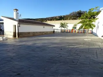 Zona de aparcamiento con cargador eléctrico en casa rural