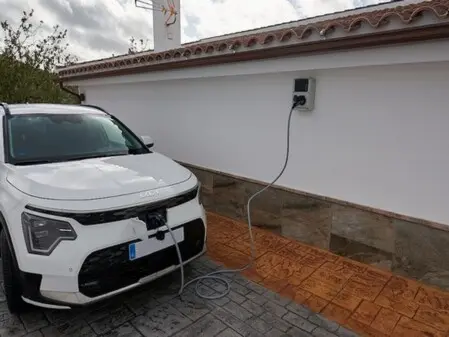 Cargador para coche eléctrico en alojamiento rural en Montefrío