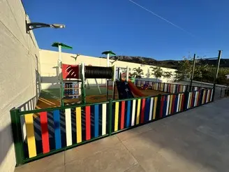 Área infantil con columpios en alojamiento rural en Montefrío