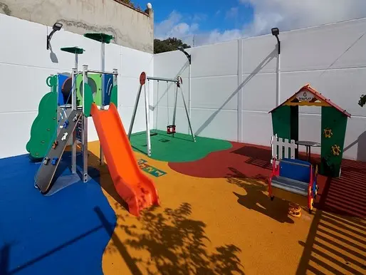 Zona de juegos infantiles en casa rural ideal para familias