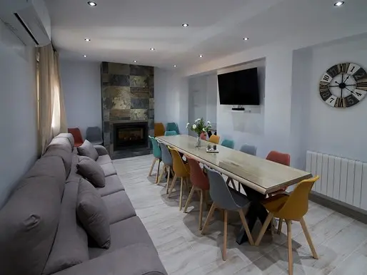 salon amplio con chimenea casa rural la villa de alba