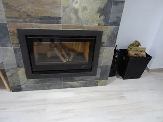 chimenea en salon de casa rural en montefrio