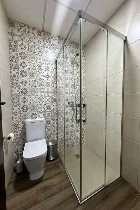 Baño exterior con ducha en zona de piscina de casa rural