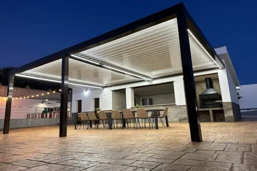 Zona de comedor exterior con pérgola en casa rural en Montefrío