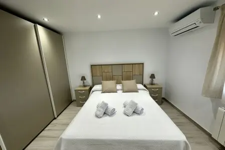 habitacion con aire acondicionado y tv casa rural montefrio