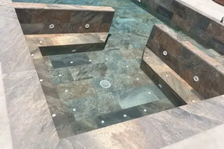 Jacuzzi dentro de piscina en casa rural La Villa de Alba en Montefrío