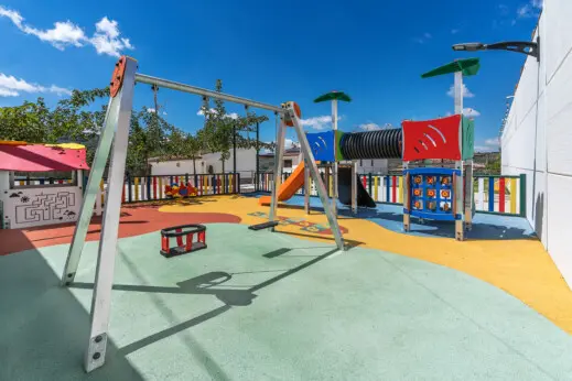 Zona de juegos infantiles en casa rural ideal para familias