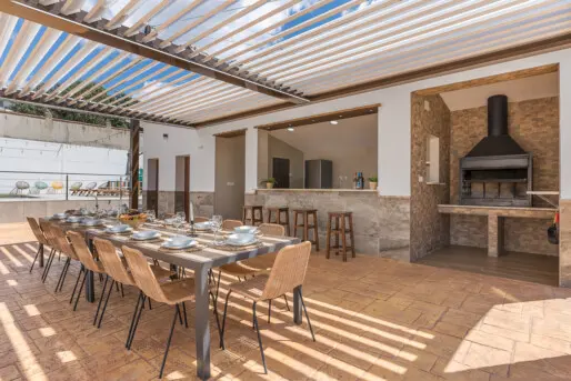 Zona de comedor exterior con pérgola en casa rural en Montefrío