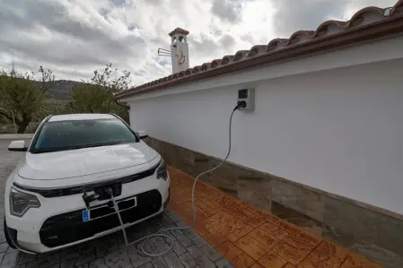 Cargador para coche eléctrico en alojamiento rural en Montefrío