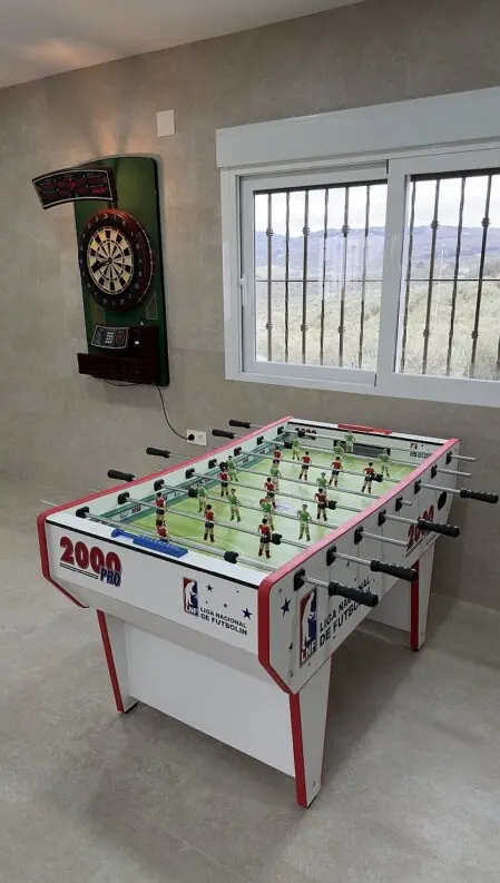 Futbolín y diana en la zona de juegos de El Recreo de Alba