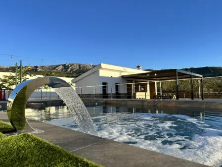 Piscina con cascada en casa rural en Montefrio
