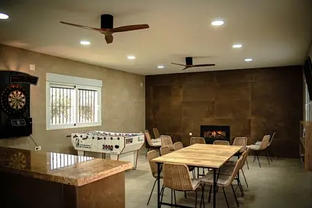 Salón amplio para grupos en casa rural de Montefrío