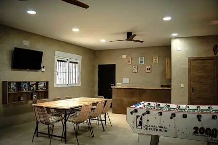 Sala de juegos en casa rural para familias y amigos