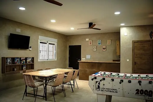 Sala principal de El Recreo de Alba con futbolín, barra y zona de ocio